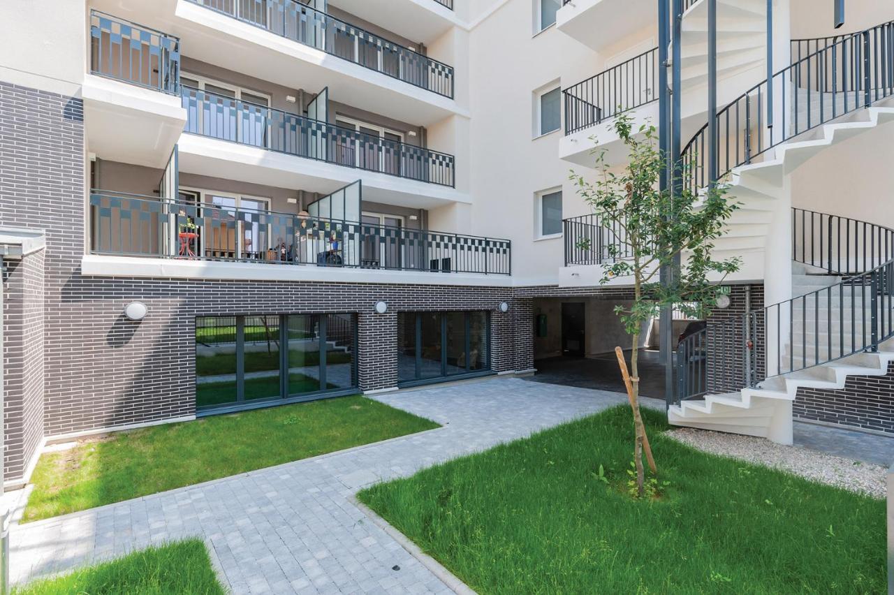 Ovelia Poissy - Les Romantiques Buitenkant foto